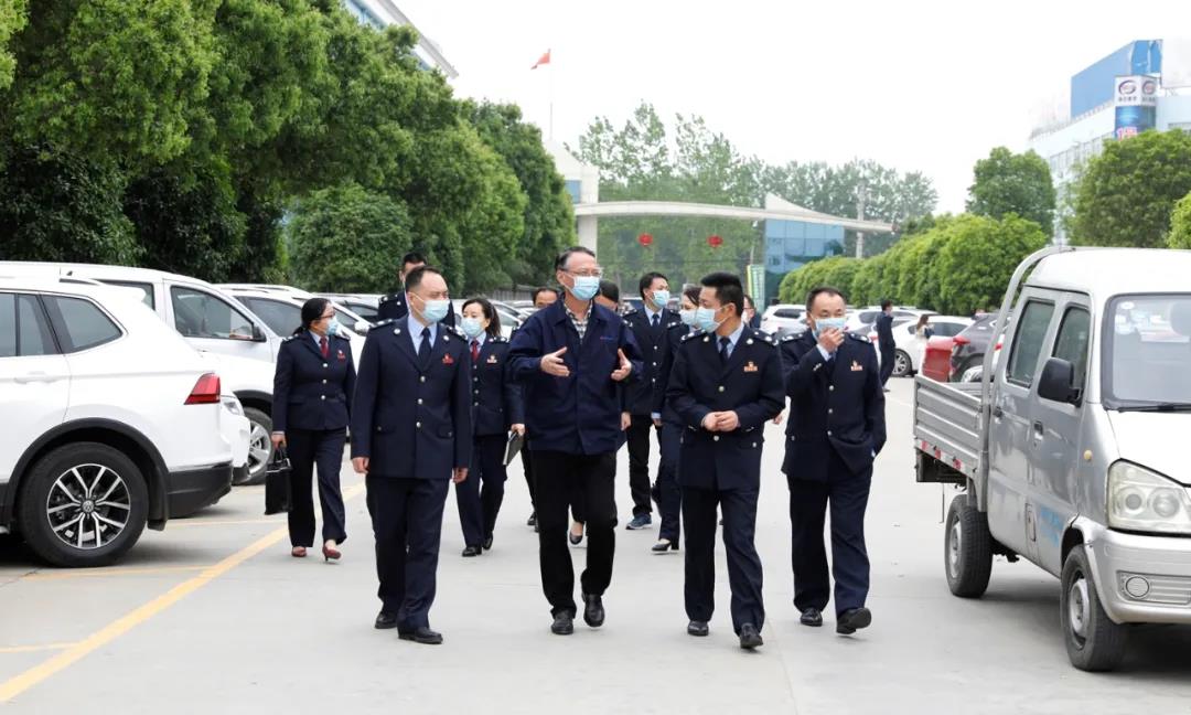 程力汽車集團負(fù)責(zé)人與隨州稅務(wù)局考察工業(yè)園